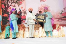 Cabinet Minister Shri Satpal Maharaj presenting a photo frame to the Governor.;?>