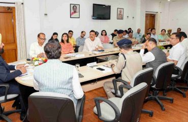 राजभवन में उत्तराखण्ड चारधाम यात्रा की तैयारियों के संबंध में अधिकारियों के साथ बैठक करते हुए राज्यपाल।