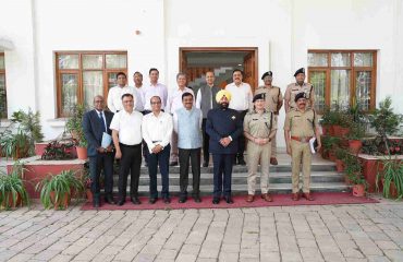 राजभवन में अधिकारियों के साथ राज्यपाल।