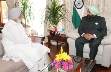 Shri Narendrajit Singh Bindra, Chairman, Hemkund Sahib Management Trust, paying a courtesy call on the Governor.