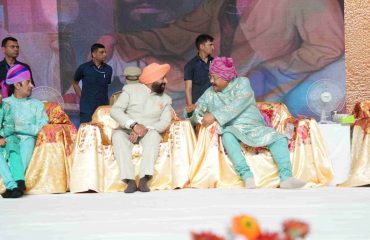हरिद्वार में आयोजित ‘सद्भावना सम्मेलन एवं राष्ट्रीय एकता शिविर’ कार्यक्रम के अवसर पर कैबिनेट मंत्री श्री सतपाल महाराज से वार्ता करते हुए राज्यपाल।