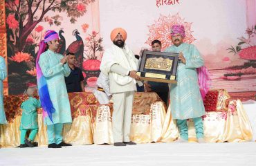 0 राज्यपाल को फोटो फ्रेम भेंट करते हुए कैबिनेट मंत्री श्री सतपाल महाराज।