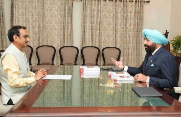 Vice Chancellor of Shridev Suman Uttarakhand University, Prof. N. K. Joshi in conversation with the Governor.