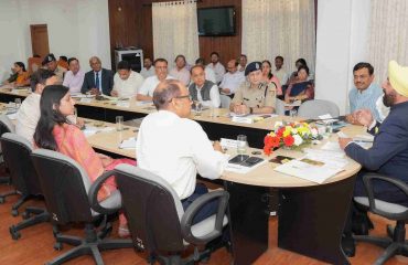 3 ( राजभवन में उत्तराखण्ड चारधाम यात्रा की तैयारियों के संबंध में अधिकारियों के साथ बैठक करते हुए राज्यपाल।