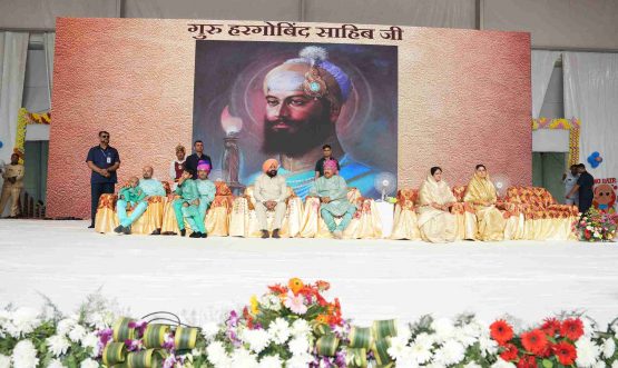 हरिद्वार स्थित प्रेमनगर आश्रम में मानव उत्थान सेवा समिति द्वारा आयोजित ‘सद्भावना सम्मेलन एवं राष्ट्रीय एकता शिविर’ कार्यक्रम में प्रतिभाग करते हुए राज्यपाल।