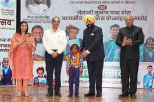 प्रवेशोत्सव-2025 कार्यक्रम के अवसर पर स्कूलों में प्रवेश लेने वाले बच्चों शिक्षण सामग्री वितरित करते हुए राज्यपाल।;?>