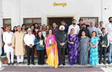 Governor with the doctors present at the “10th Uttarakhand Sujok Mahotsav” organized by Smile Sujok Foundation at Raj Bhawan.