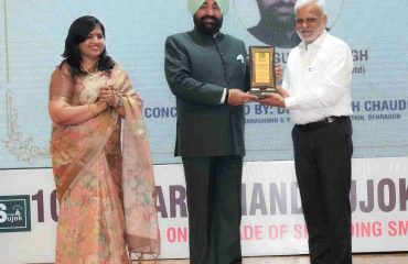 राजभवन में आयोजित स्माइल सुजोक फाउंडेशन द्वारा ‘‘10वां उत्तराखण्ड सुजोक महोत्सव’’ में सुजोक के क्षेत्र में सराहनीय कार्य कर रहे डॉक्टर को सम्मानित करते हुए राज्यपाल।