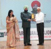 Governor felicitating the doctor doing commendable work in the field of Sujok at the “10th Uttarakhand Sujok Mahotsav” organized by Smile Sujok Foundation at Raj Bhawan.;?>