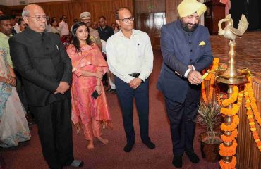 राजभवन में विद्यालयी शिक्षा विभाग द्वारा आयोजित प्रवेशोत्सव-2025 एवं ‘स्कूल डैश-बोर्ड’ लोकार्पण कार्यक्रम का शुभारंभ करते हुए राज्यपाल।
