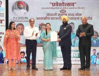 कार्यक्रम के अवसर पर नेताजी सुभाष चंद्र बोस आवासीय विद्यालयों को आर्थिक सहायता भी प्रदान करते हुए राज्यपाल।;?>