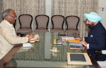 राज्यपाल को ‘वन यूनिवर्सिटी-वन रिसर्च’ के अंतर्गत किए गए शोध कार्य की पुस्तक भेंट करते हुए उत्तराखण्ड संस्कृत विश्वविद्यालय के कुलपति प्रो. दिनेश चन्द्र शास्त्री।