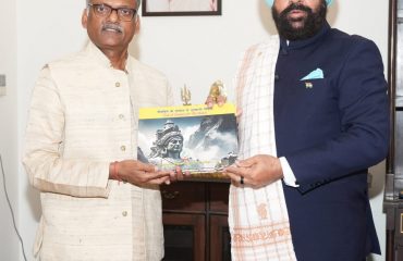 राज्यपाल को ‘वन यूनिवर्सिटी-वन रिसर्च’ के अंतर्गत किए गए शोध कार्य की पुस्तक भेंट करते हुए उत्तराखण्ड संस्कृत विश्वविद्यालय के कुलपति प्रो. दिनेश चन्द्र शास्त्री।