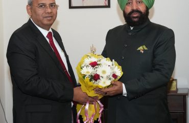 राज्यपाल से शिष्टाचार भेंट करते हुए वीर माधो सिंह भंडारी उत्तराखण्ड तकनीकी विश्वविद्यालय के कुलपति प्रो. ओंकार सिंह।