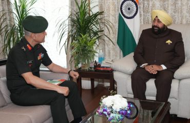 राज्यपाल से शिष्टाचार भेंट करते हुए एसएम जीओसी 14 डिवीजन, देहरादून मेजर जनरल नवीन महाजन।