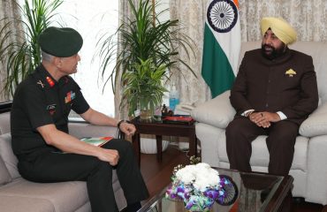 राज्यपाल से शिष्टाचार भेंट करते हुए एसएम जीओसी 14 डिवीजन, देहरादून मेजर जनरल नवीन महाजन।