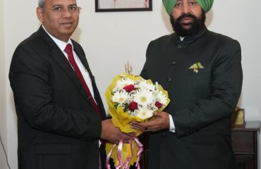 VC of Veer Madho Singh Bhandari Uttarakhand Technical University Prof. Omkar Singh paying a courtesy call on the Governor.