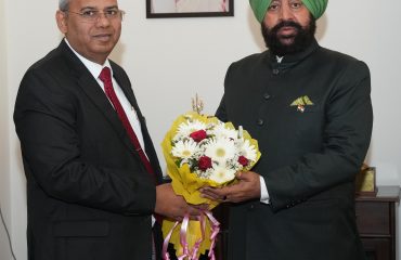 VC of Veer Madho Singh Bhandari Uttarakhand Technical University Prof. Omkar Singh paying a courtesy call on the Governor.