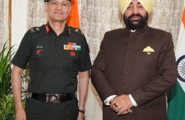 राज्यपाल से शिष्टाचार भेंट करते हुए एसएम जीओसी 14 डिवीजन, देहरादून मेजर जनरल नवीन महाजन।
