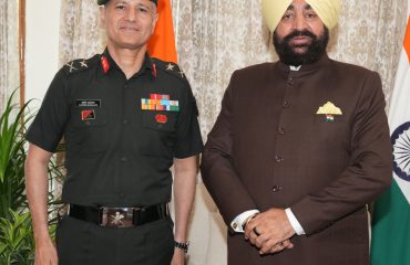 राज्यपाल से शिष्टाचार भेंट करते हुए एसएम जीओसी 14 डिवीजन, देहरादून मेजर जनरल नवीन महाजन।