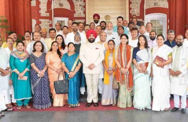 राजभवन में विभिन्न विभागों में नियुक्त दायित्वधारियों साथ राज्यपाल।