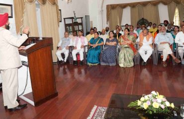 राजभवन में विभिन्न विभागों में नियुक्त दायित्वधारियों को संबोधित करते हुए राज्यपाल।
