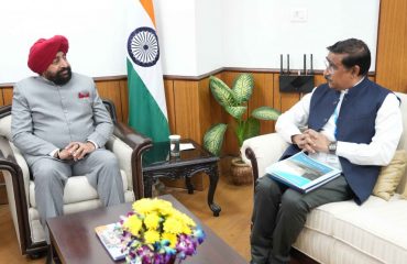 राज्यपाल से शिष्टाचार भेंट करते हुए भारतीय सुदूर संवेदन संस्थान(इंडियन इंस्टीट्यूट ऑफ रिमोट सेंसिंग) के निदेशक डॉ. राघवेन्द्र प्रताप सिंह।