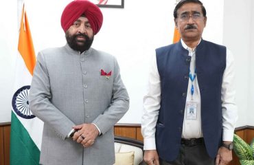 Dr. Raghvendra Pratap Singh, Director, Indian Institute of Remote Sensing, paying a courtesy call on the Governor.