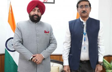 राज्यपाल से शिष्टाचार भेंट करते हुए भारतीय सुदूर संवेदन संस्थान(इंडियन इंस्टीट्यूट ऑफ रिमोट सेंसिंग) के निदेशक डॉ. राघवेन्द्र प्रताप सिंह।