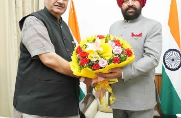 राज्यपाल से शिष्टाचार भेंट करते हुए कैबिनेट मंत्री श्री गणेश जोशी।