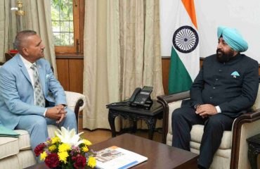 राज्यपाल लेफ्टिनेंट जनरल गुरमीत सिंह (से नि) से शिष्टाचार भेंट करते हुए ले. ज. ए के सिंह (से नि)।