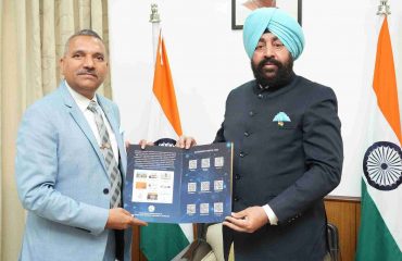 राज्यपाल लेफ्टिनेंट जनरल गुरमीत सिंह (से नि) से शिष्टाचार भेंट करते हुए ले. ज. ए के सिंह (से नि)।
