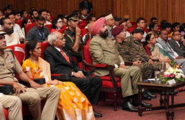 राजभवन में आयोजित सड़क सुरक्षा गोष्ठी में प्रतिभाग करते हुए राज्यपाल।