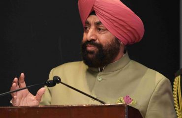 राजभवन में आयोजित सड़क सुरक्षा गोष्ठी को संबोधित करते हुए राज्यपाल।