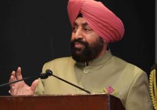 राजभवन में आयोजित सड़क सुरक्षा गोष्ठी को संबोधित करते हुए राज्यपाल।;?>