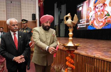 राजभवन में आयोजित सड़क सुरक्षा गोष्ठी का शुभारंभ करते हुए राज्यपाल।