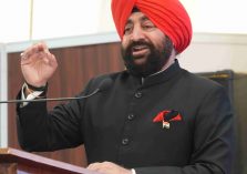देहरादून छावनी के जसवंत ग्राउंड में आयोजित ‘‘सूर्या ड्रोन टेक 2025’’ कार्यक्रम को संबोधित करते हुए राज्यपाल।;?>