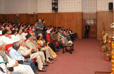 राजभवन में आयोजित सड़क सुरक्षा गोष्ठी को संबोधित करते हुए राज्यपाल।
