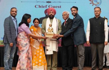 राजभवन में आयोजित सड़क सुरक्षा गोष्ठी में राज्यपाल को स्मृति चिन्ह भेंट करते हुए पद्मश्री डॉ. बी.के.एस. संजय।