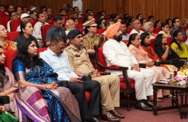 राजभवन में गुजरात और महाराष्ट्र राज्य स्थापना दिवस कार्यक्रम में प्रतिभाग करते हुए राज्यपाल।