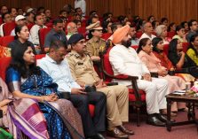 राजभवन में गुजरात और महाराष्ट्र राज्य स्थापना दिवस कार्यक्रम में प्रतिभाग करते हुए राज्यपाल।;?>