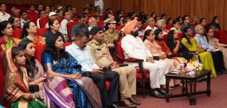 राजभवन में गुजरात और महाराष्ट्र राज्य स्थापना दिवस कार्यक्रम में प्रतिभाग करते हुए राज्यपाल।