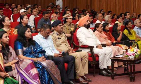 राजभवन में गुजरात और महाराष्ट्र राज्य स्थापना दिवस कार्यक्रम में प्रतिभाग करते हुए राज्यपाल।