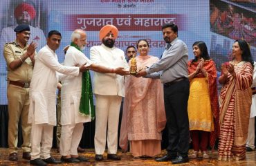 कार्यक्रम के अवसर पर राज्यपाल को स्मृति चिन्ह भेंट करते हुए गुजरात एवं महाराष्ट्र के लोग।