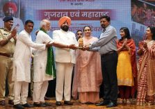 कार्यक्रम के अवसर पर राज्यपाल को स्मृति चिन्ह भेंट करते हुए गुजरात एवं महाराष्ट्र के लोग।;?>