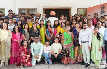 कार्यक्रम के अवसर पर उपस्थित गुजरात एवं महाराष्ट्र के लोगों के साथ राज्यपाल।