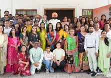कार्यक्रम के अवसर पर उपस्थित गुजरात एवं महाराष्ट्र के लोगों के साथ राज्यपाल।;?>