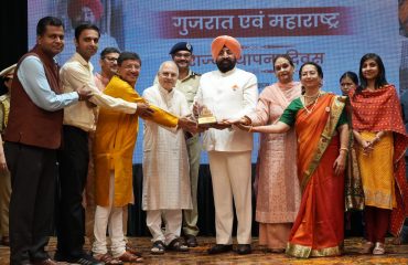 Governor presenting a replica of Shri Kedarnath Temple to the people of Gujarat and Maharashtra on the occasion of the program.