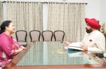 ⁠Prof. Anita Rawat, Director, Uttarakhand Science Education and Research Centre (USERC), meeting the Governor and talking.