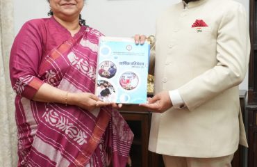 राज्यपाल से भेंट कर संस्थान का वार्षिक प्रतिवेदन सौंपती हुईं उत्तराखण्ड विज्ञान शिक्षा एवं अनुसंधान केंद्र (यूसर्क) की निदेशक प्रो. अनीता रावत।